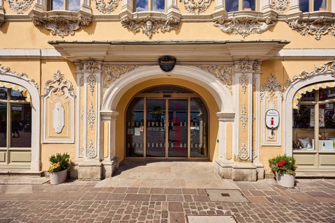 Tourist information, ticket shop, souvenirs, falcon house, house for falcon, historic building,
