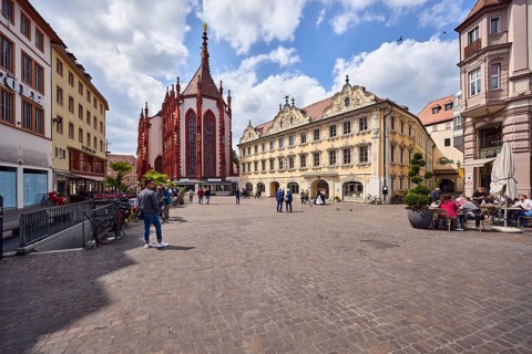 Square, city center, pedestrian zone, historic buildings, falcon house, chapel, Marienkapelle,
