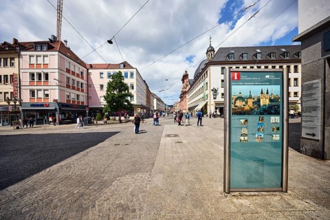Pedestrian zone, city center, roads, general architecture, residential buildings and commercial