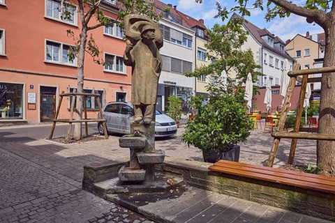 Lauscherbrunnen, stone fountain, sculpture of a person, sculptor Oskar Müller, public art,
