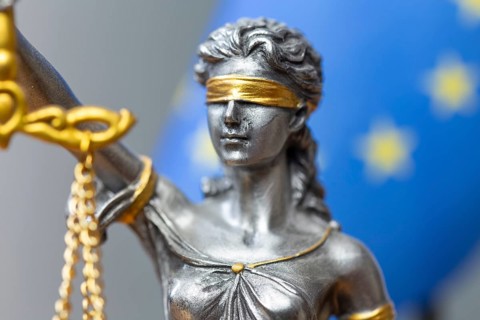 Close-up of a Justitia in front of the flag of the European Union (symbolic image)