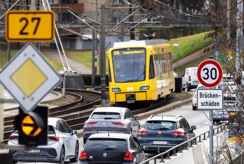 Bridge damage on Heilbronner Straße in Stuttgart. Bundesstraße 27 crosses railway tracks here.