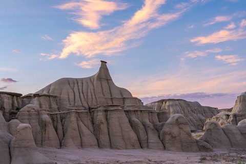Striking hoodoos and delicate layered formations dominate the landscape of Bisti/De-Na-Zin