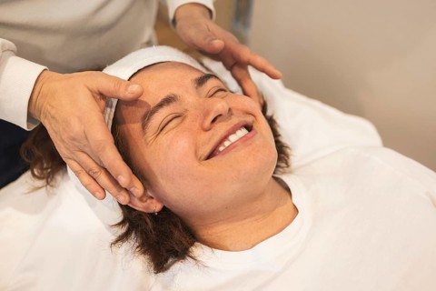 A man enjoys a relaxing facial massage using organic products The atmosphere is serene, promoting