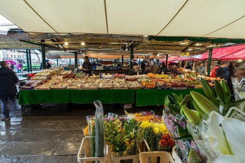 Market day, Rialto market in the San Polo district, Venice, Veneto, Italy