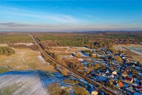 The Angermünde-Eberswallde railway line crosses the winter landscape in the UNESCO biosphere