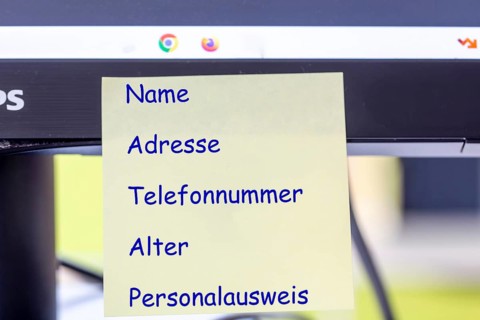 Symbolic image: notepad on the screen with (digitally added) details such as name, address, etc