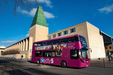 Oxford, England, UK. February 6th 2020 Purple Bus passing the Said Business School, Oxford