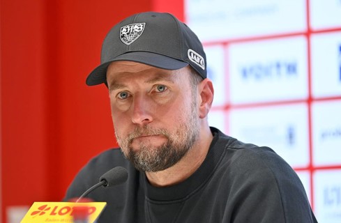 Press conference coach Sebastian Hoeness VfB Stuttgart portrait dissatisfied sour disappointed