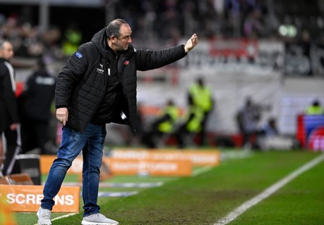 Coach Coach Frank Schmidt 1. FC Heidenheim 1846 FCH on the sidelines gesture gesture soccer