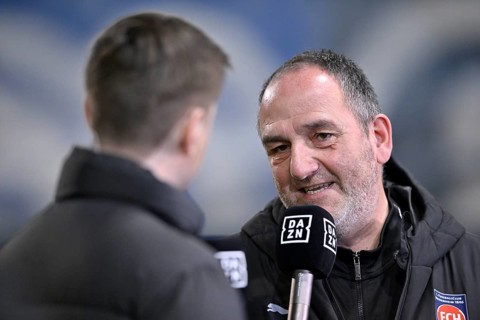 Coach coach Frank Schmidt 1. FC Heidenheim 1846 FCH portrait in interview microphone micro logo