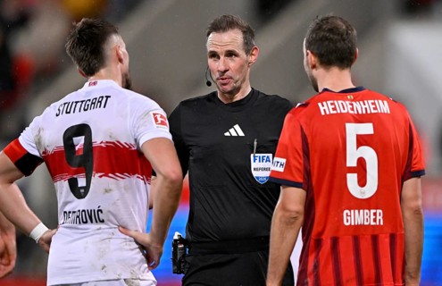 Referee Sascha Stegemann in discussion with Ermedin Demirovic VfB Stuttgart (09) Benedikt Gimber 1.