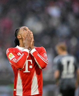 Michael Olise FC Bayern Munich FCB (17) disappointed Portrait Gesture Gesture Look up, Rain,