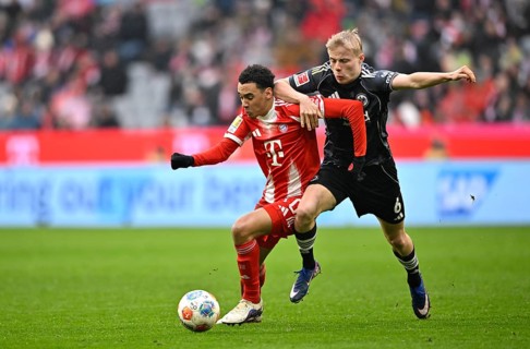 Duel, action Oscar Hojlund Eintracht Frankfurt SGE (06) against Jamal Musiala FC Bayern Munich FCB