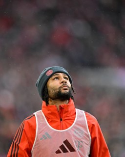 Warm-up Training Serge Gnabry FC Bayern Munich FCB (07) portrait Looking up Rain, Football