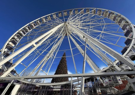 Ferris wheel in front of Christmas tree at Outlet Center Roermond, Factory Outlet Center, Designer