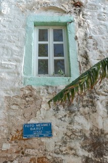 Bodrum, Turkey. April 23rd 2022 Foto Mehmet Barut Sokak, Pretty traditional window of local house