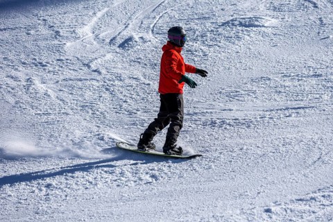 Oberjoch, Bavaria: Experienced snowboarder on red slopes