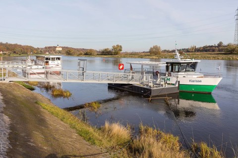 Klarisse electric ferry on the Elbe at Niederlommatzsch ferry terminal, Neuhirschstein Castle in