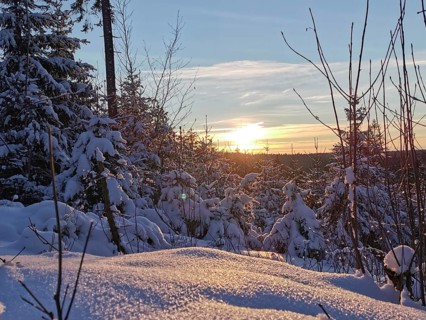 Snow-covered landscape with setting sun and calm winter sky, winter, hiking in the Franconian