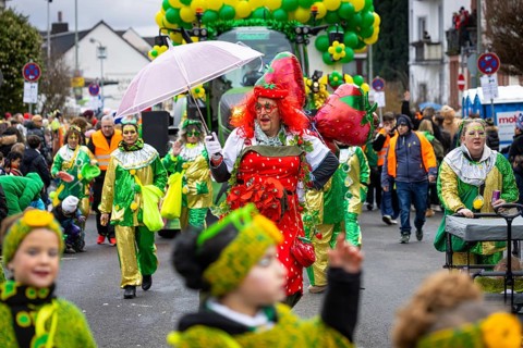 The Klaa Paris carnival parade passes through the streets of Frankfurt's Heddernheim, Heddernheim,