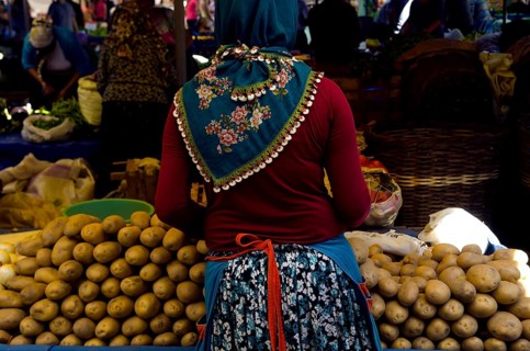 Selcuk, Turkey. 4th July 2015. A local woman working in the weekly farmers Bazaar, Selcuk, Turkey