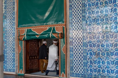 Istanbul, Turkey. January 3rd 2025 A Turkish Imam entering the prayer hall of the newly restored