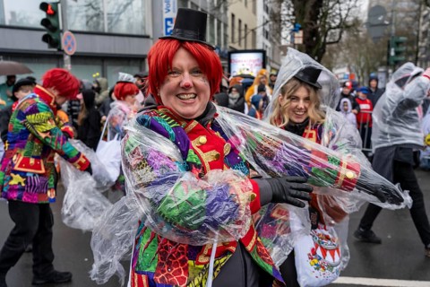 Rose Monday procession in Düsseldorf, parade participants, foot groups, make themselves rainproof,