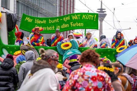 Rose Monday procession in Düsseldorf, theme floats and foot groups of the carnival societies and
