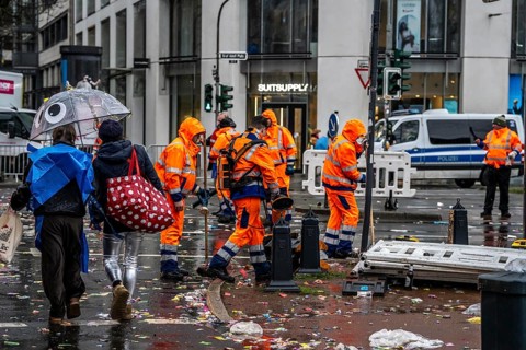 Sweep on Rose Monday in Düsseldorf, the municipal utilities clean up after the train, confetti,