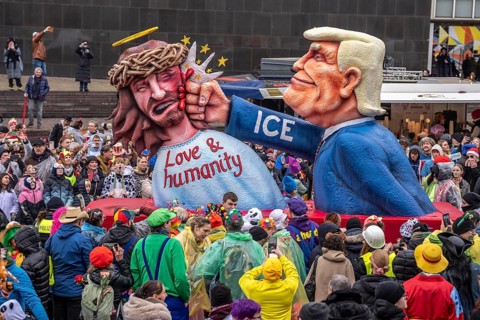 Rose Monday procession in Düsseldorf, theme car by wagon manufacturer Jacques Tilly, theme US