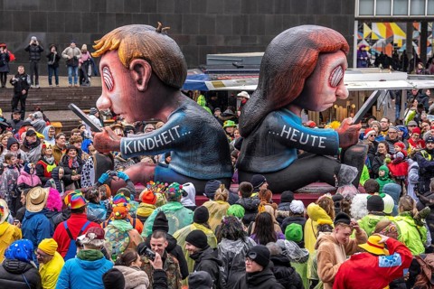 Rose Monday procession in Düsseldorf, theme car by wagon manufacturer Jacques Tilly, topic of