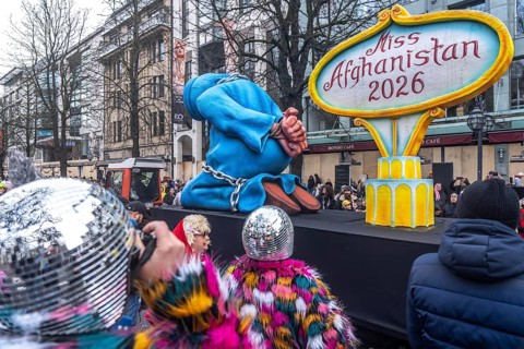 Rose Monday procession in Düsseldorf, theme car by wagon manufacturer Jacques Tilly, theme woman's