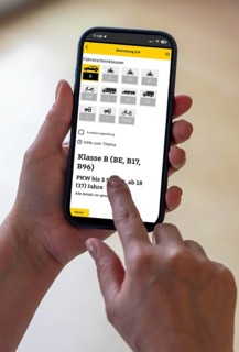 Symbolic image, preparation for the driving test via a smartphone app, learning theory via an app,