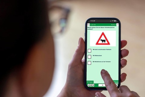 Symbolic image, preparation for the driving test via a smartphone app, learning theory via an app,