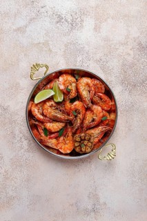 Fried king prawns, in shell, with spices, size 30/40, unpeeled shrimp, homemade, no people