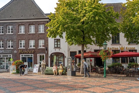 Kafffee Crown and the sculpture Aunt Käthe & Fräulein Sofie on the market in Straelen, North