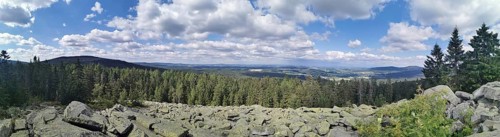 Panorma taken from Mount Platte, far-reaching view of a wooded landscape with rocks under a blue