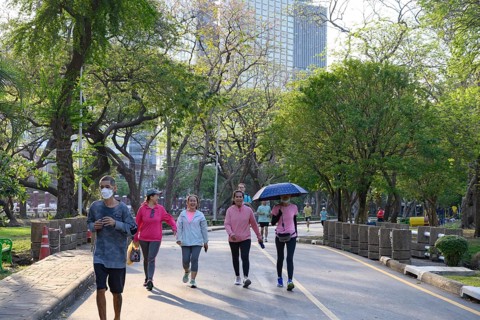 Bangkok, Thailand. March 4th 2025. People enjoy walking and jogging in the urban green space of