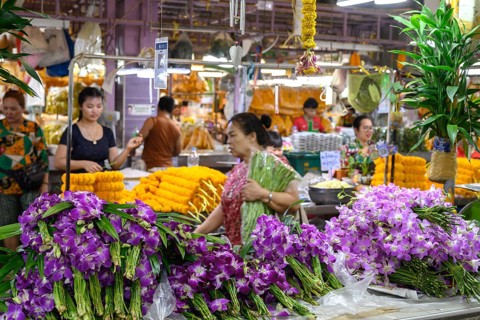 Bangkok, Thailand. March 2rd 2025. Thai workers and customers inside Pak Khlong Talat-Bangkok