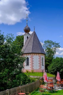 Mesnerwirt und Filialkirche St. John the Baptist, Vogling bei Siegsdorf, Chiemgau, Upper Bavaria,