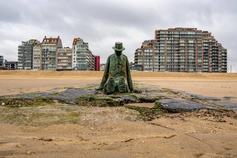 Art on the North Sea beach, in Knokke-Heist, La Mer, ce grand sculpteur, or The Sea, the Great