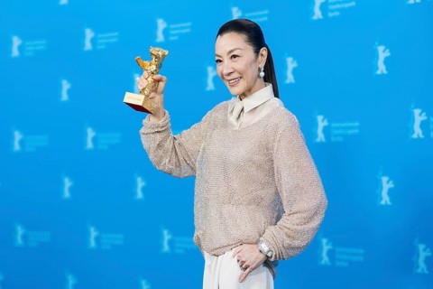Michelle Yeoh with the Golden Bear at the photo call at the Hyatt Hotel Berlin on 13.02.2026. The