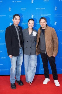 Hang Chong, Michelle Yeoh and Sean Baker in front of the premiere of the film Everything Everywhere