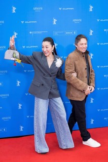 Michelle Yeoh and Sean Baker in front of the premiere of the film Everything Everywhere All At Once