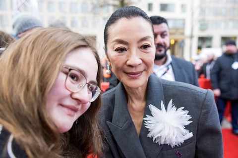 Michelle Yeoh has herself photographed with fans in front of the premiere of the film Everything