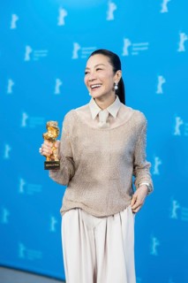 Michelle Yeoh with the Golden Bear at the photo call at the Hyatt Hotel Berlin on 13.02.2026. The