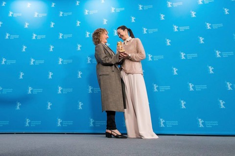 Tricia Tuttle (Artistic Director of the Berlinale) and Michelle Yeoh with the Golden Bear at the