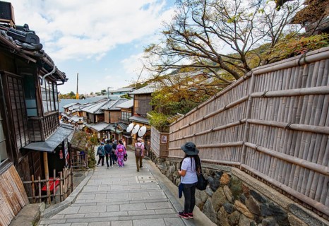 Alley in the old town with traditional Japanese houses, Higashiyama, Kyoto, Japan