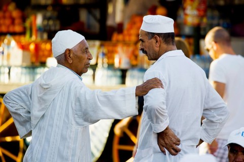 Men talking, Place Djemma el-Fna, Gauklerplatz, UNESCO World Heritage Site, Marrakech, Morocco